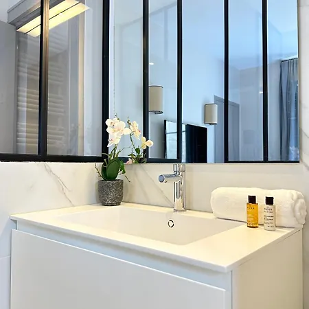 Luxembourg Gardens Deluxe Family Flat & Elevator